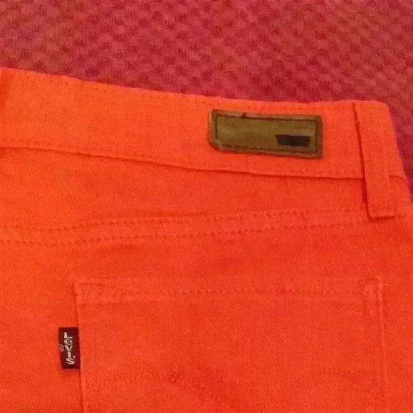 Levi's; 28 Demi Curve Jeans.  Modern Rise/Skinny/Riveted.  Leather patch small E - Picture 6 of 6